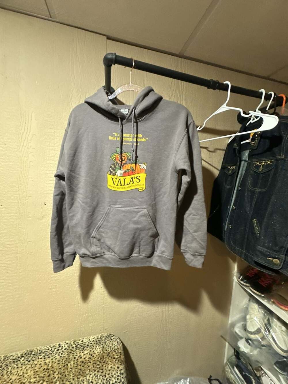 Gildan Vala's Pumpkin Patch Hoodie Size S Gray Graphic Pullover Sweatshirt